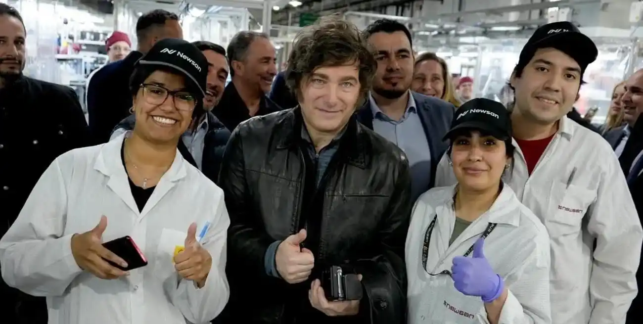 Milei recorrió una fábrica en Tierra del Fuego junto a los candidatos libertarios.