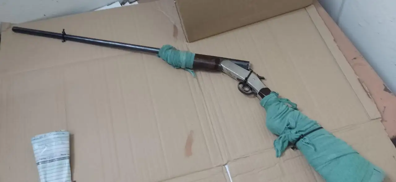 El arma secuestrada al propietario de la casa.