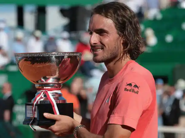 Tsitsipas festejó en el principado.
