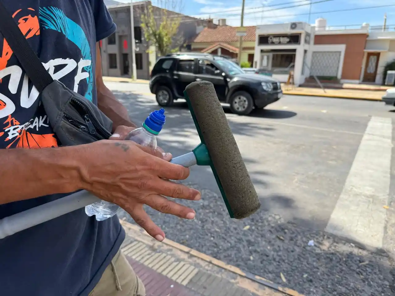 Una esquina, un limpiavidrios y su historia de vida. "Es la primera vez que vivo en la calle, y es horrible", contó.