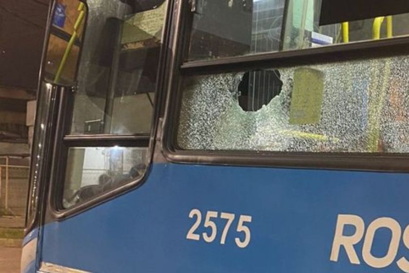 Violencia en transporte: agredieron a piedrazos a un colectivo en zona sur