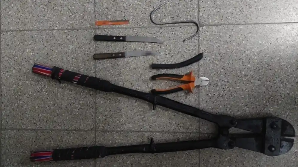 Detuvieron a dos personas por el robo a un local de electrónica: llevaba un arma falsa