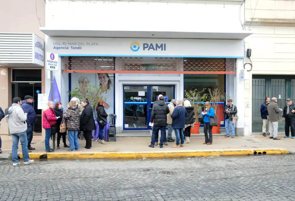 Jubilados se manifestaron en la puerta del  Pami por un servicio digno y de calidad