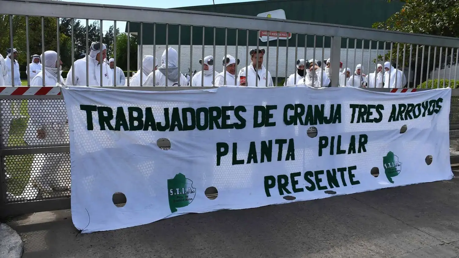 Unos 300 trabajadores permanecen dentro del establecimiento sin realizar tarea.