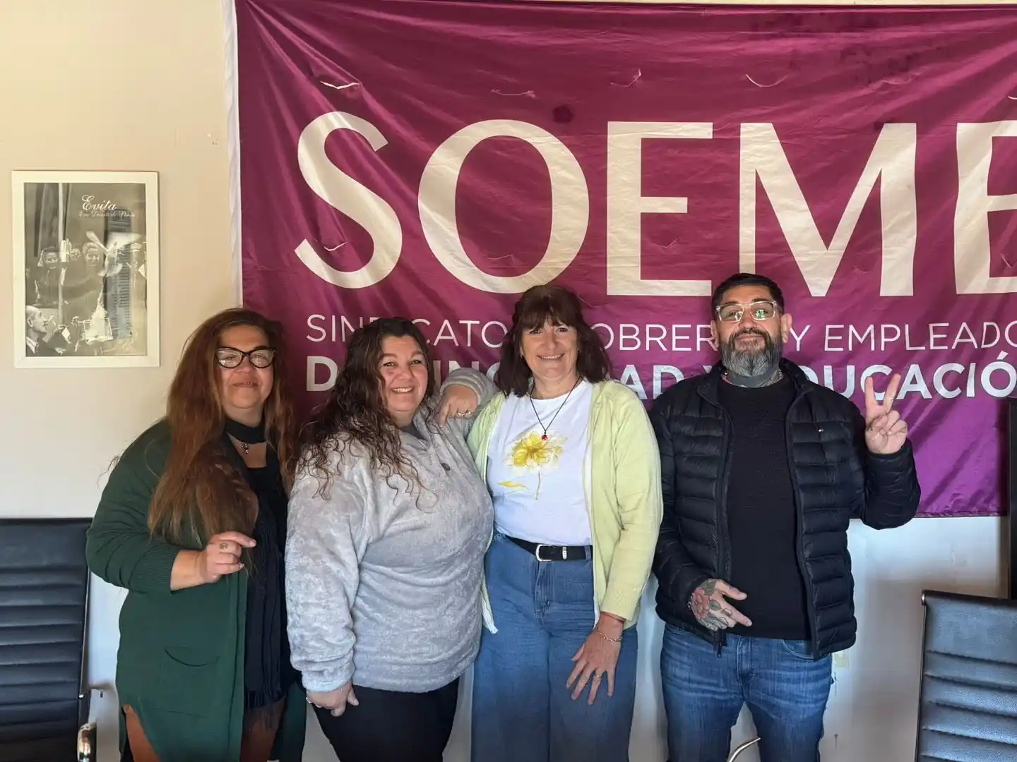 Detalles. Diego Zalazar e integrantes de Soeme apuntando y revisando todo para la recorrida por el interior.