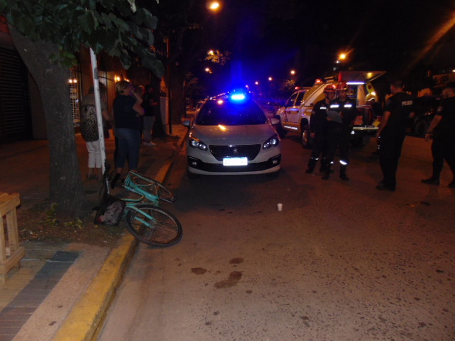 Mujer hospitalizada tras choque entre auto y bicicleta en Venado Tuerto