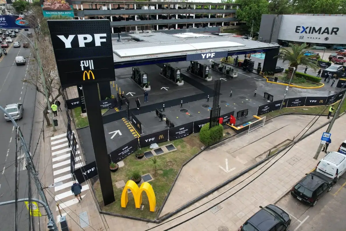 El objetivo central de esta iniciativa es aumentar el tiempo de permanencia de los clientes y ampliar los motivos para visitar una estación más allá de la carga de combustible.