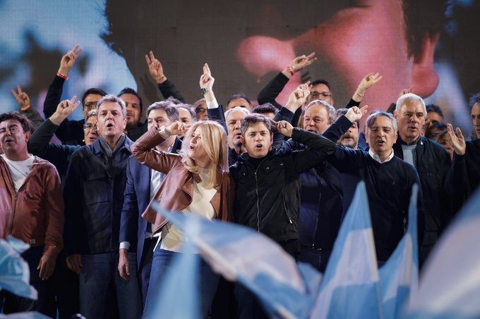 Axel Kicillof se dirige a la militancia tras imponerse en las elecciones bonaerenses, consolidando su liderazgo político.