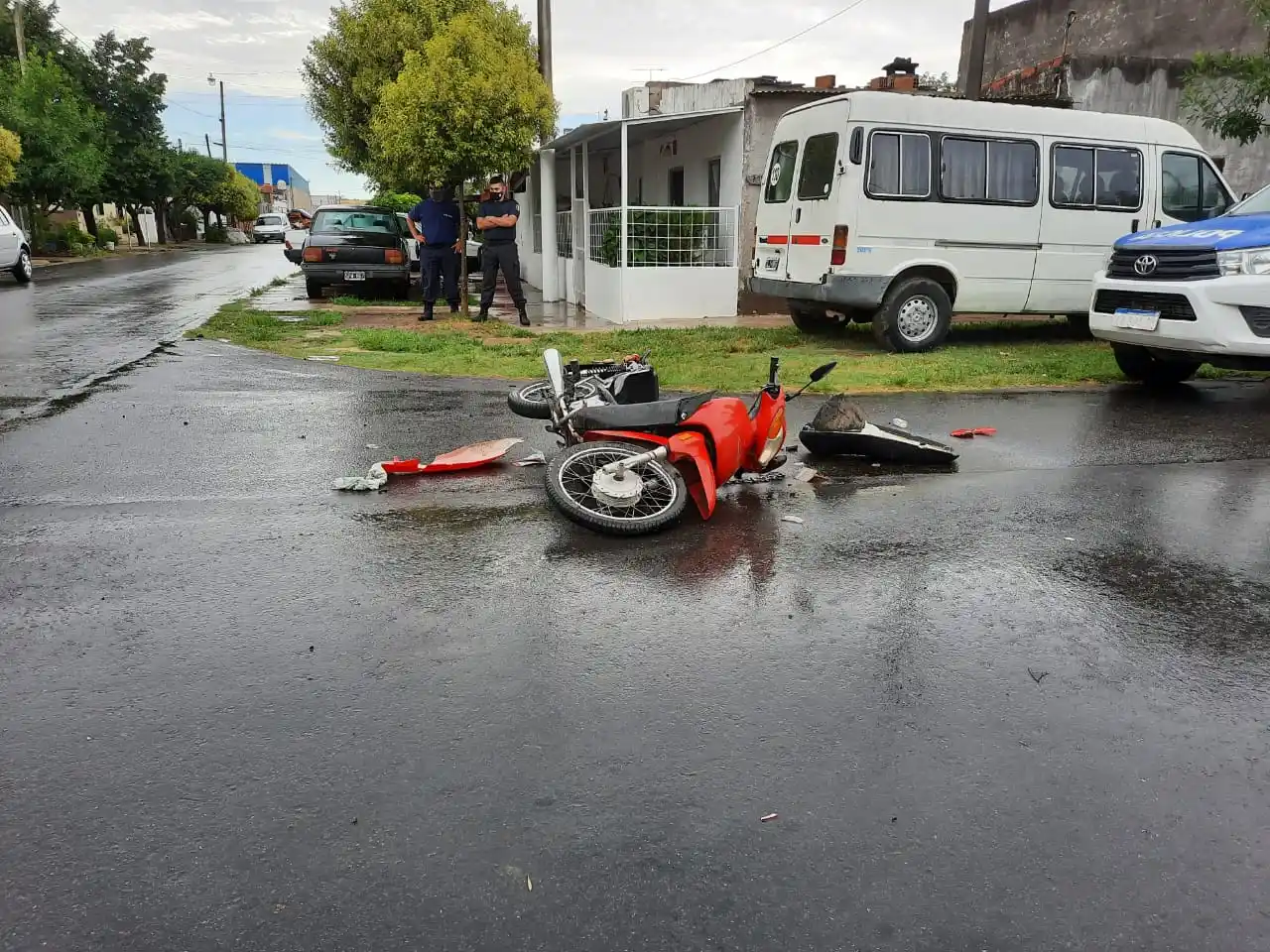 Atropellaron a una motociclista y el conductor huyó