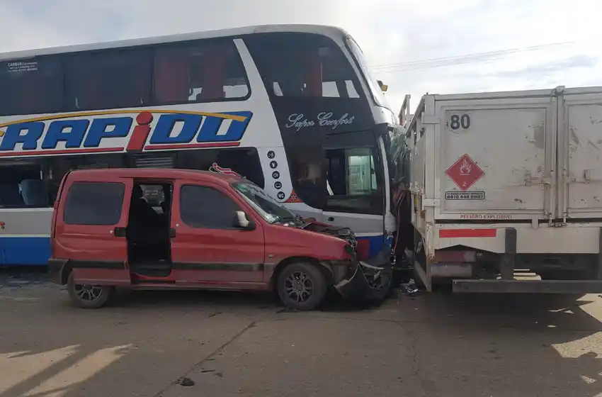 Un colectivo chocó con una camioneta y un camión que llevaba garrafas en la ruta 88
