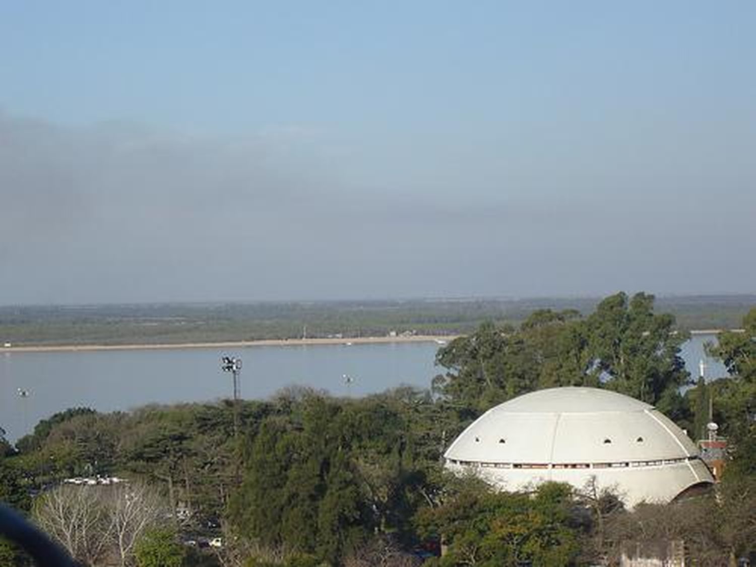 Arrebató un celular, se quiso esconder en el río y lo detuvieron