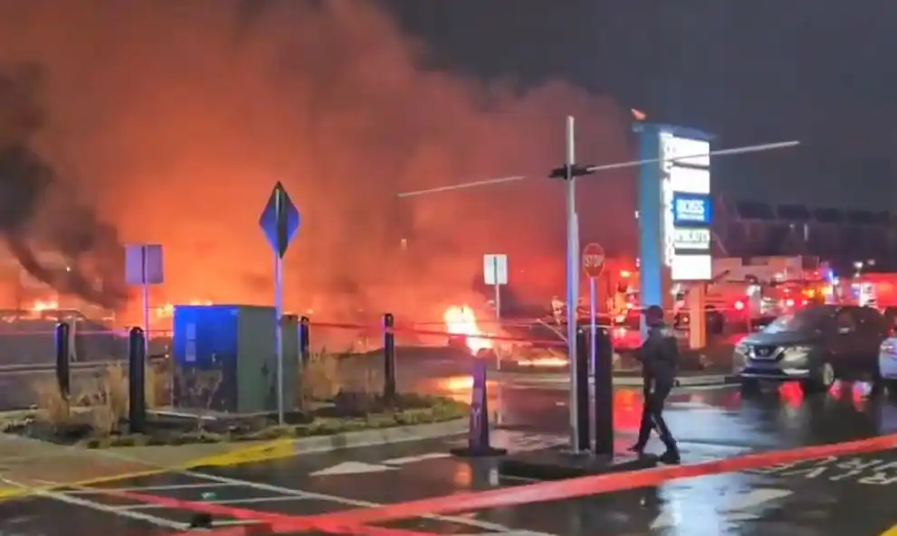 A un día del choque entre un Helicóptero y un avión, se desplomó una avioneta en una zona residencial de Estados Unidos