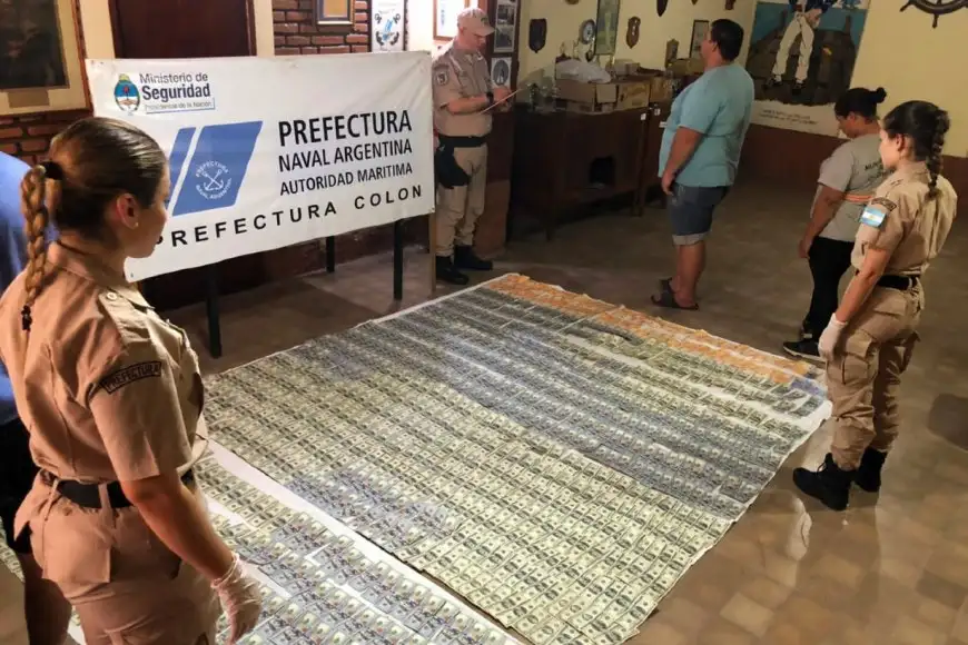 En el río Uruguay, detuvieron a dos hombres que pretendían ingresar al país con 80 mil dólares en un bolso
