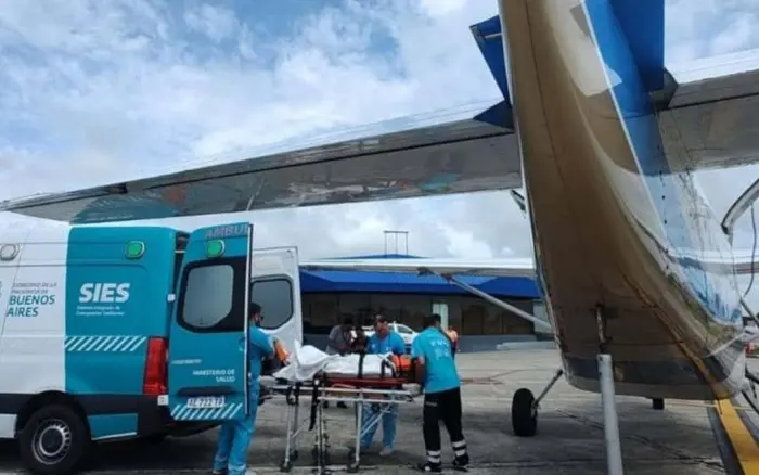 Los pacientes viajan junto a un equipo de salud especializado.
