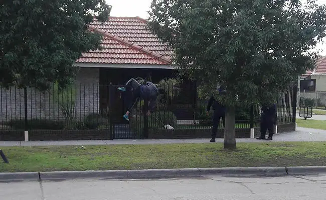 Esta vez ocurrió en Almirante Brown: Quiso entrar a robar una casa y quedó enganchado en la reja