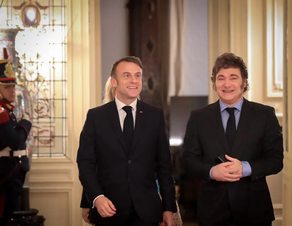 Macron junto a Milei, en un encuentro protocolar.