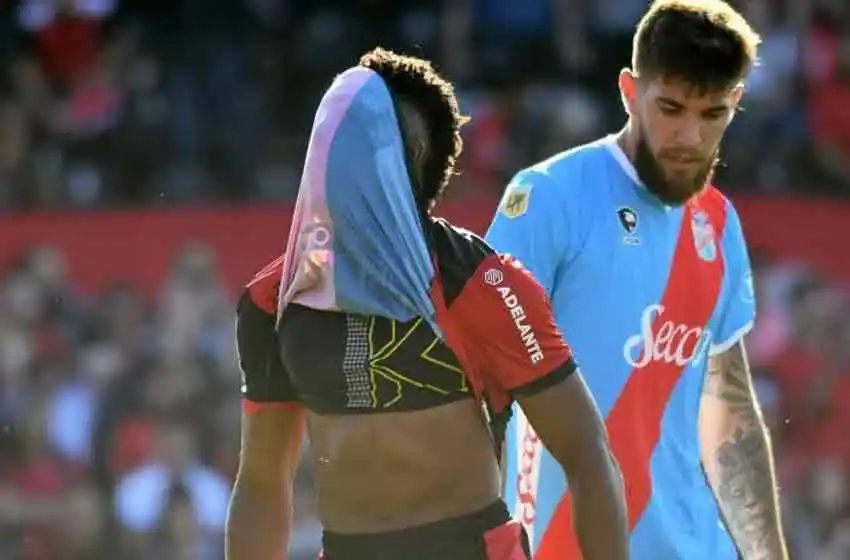 Malas noticias en el Parque: FIFA obligó a Newells a pagar una suma millonaria por Reasco y le extendieron la sanción a Mosquera