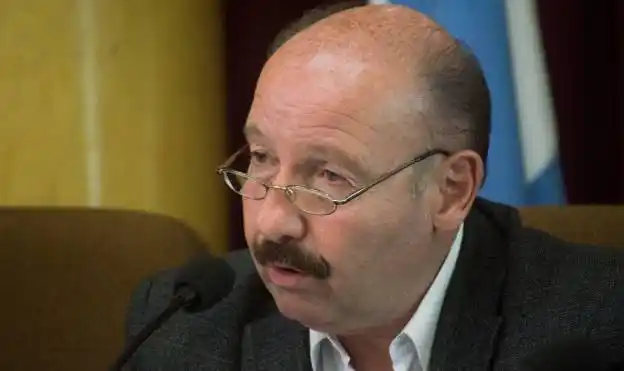 Azul: Tras suspenderse la apertura de sesiones, Inza anunció que irá por la reelección