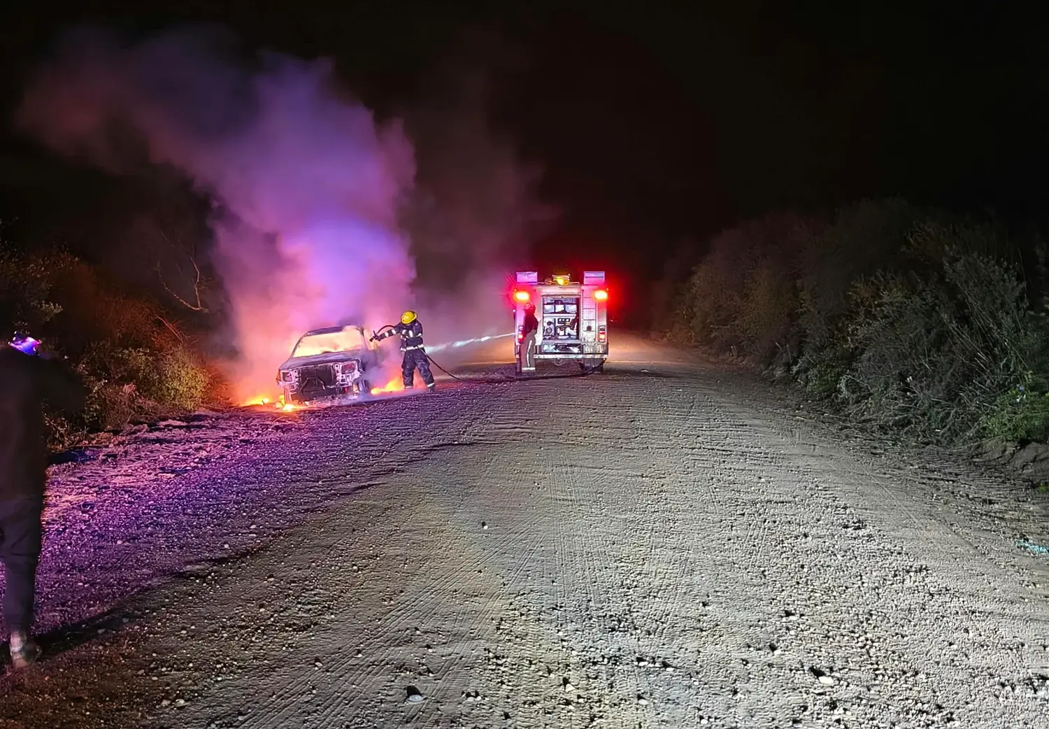Incendió por completo de una camioneta en la exruta 14