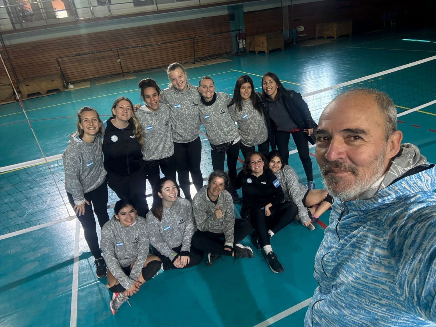 Ana Bertello (sentada, segunda de izquierda a derecha) vestirá la camiseta argentina.