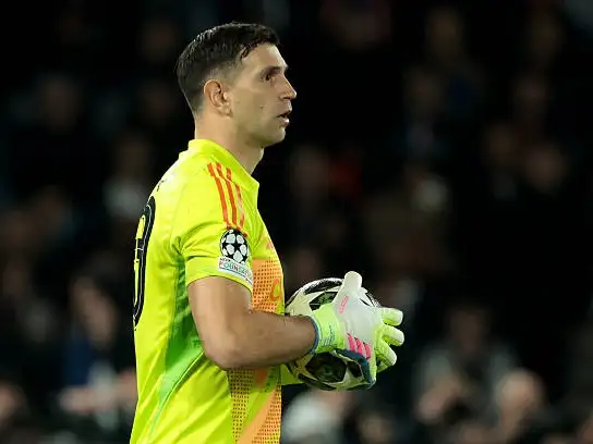 “Dibu” Martínez estará en el arco de Aston Villa.