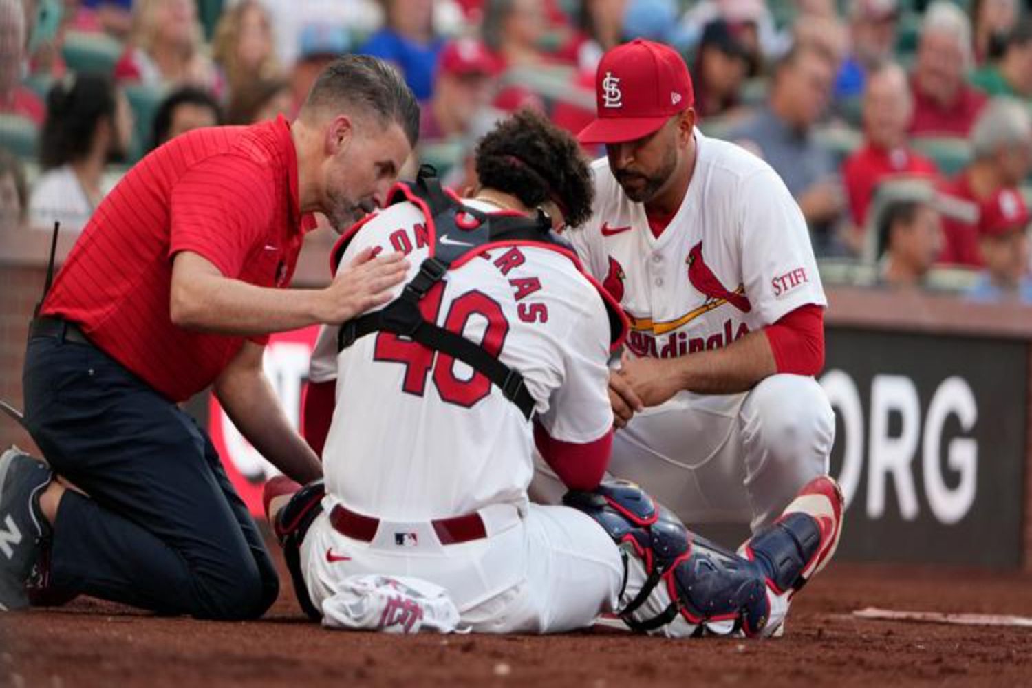 Willson Contreras in visible distress after suffering a forearm fracture during a game against the Mets.