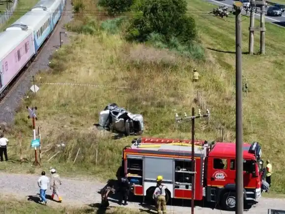 Tren chocó un auto en Chascomús: Un muerto