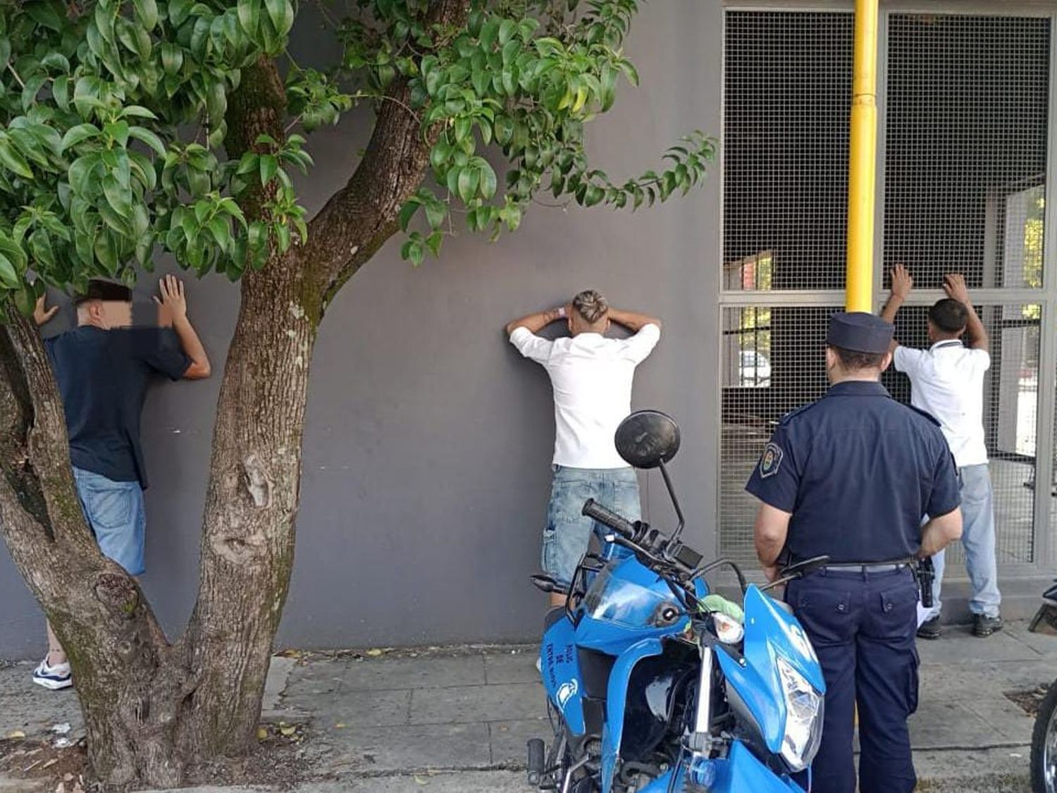 Una pelea entre adolescentes terminó con una vidriera rota y varios jóvenes detenidos