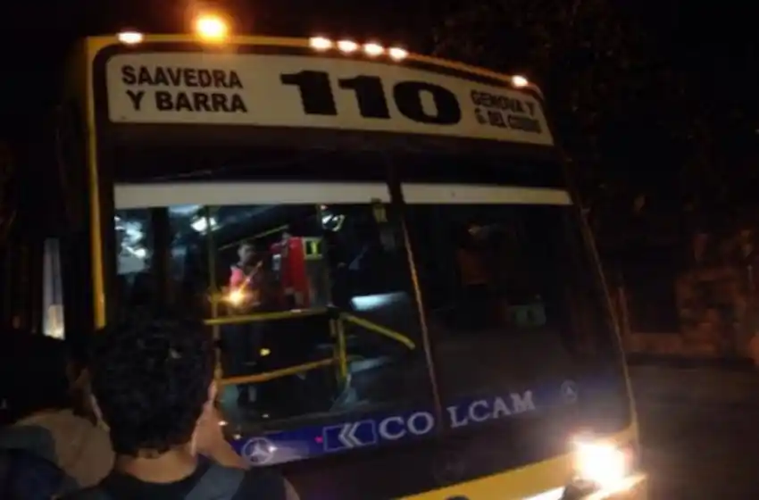 Pánico a bordo: tres delincuentes armados asaltaron a chofer y pasajeros de un colectivo de línea en zona noroeste