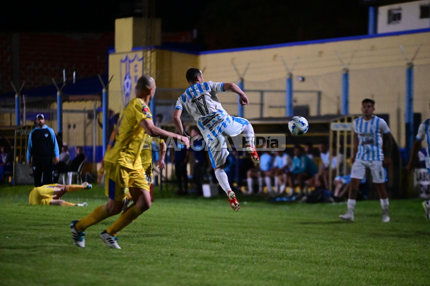 Rodrigo Mora en una las pocas intervesiones que tuvo con la pelota (crédito: MR Fotografía).