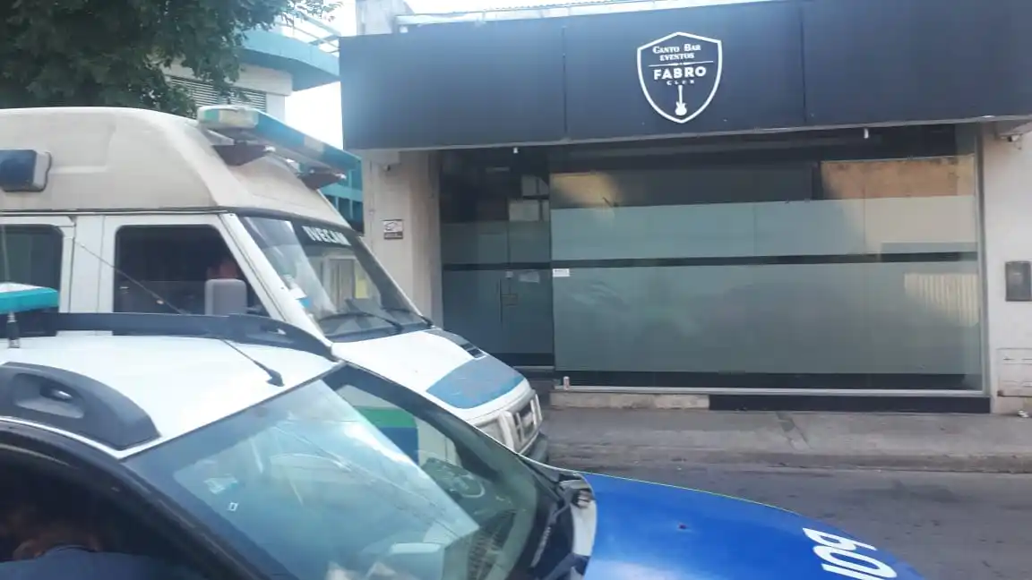 Apuñalado a la salida de un boliche: el agresor prófugo tenía arresto domiciliario por robo