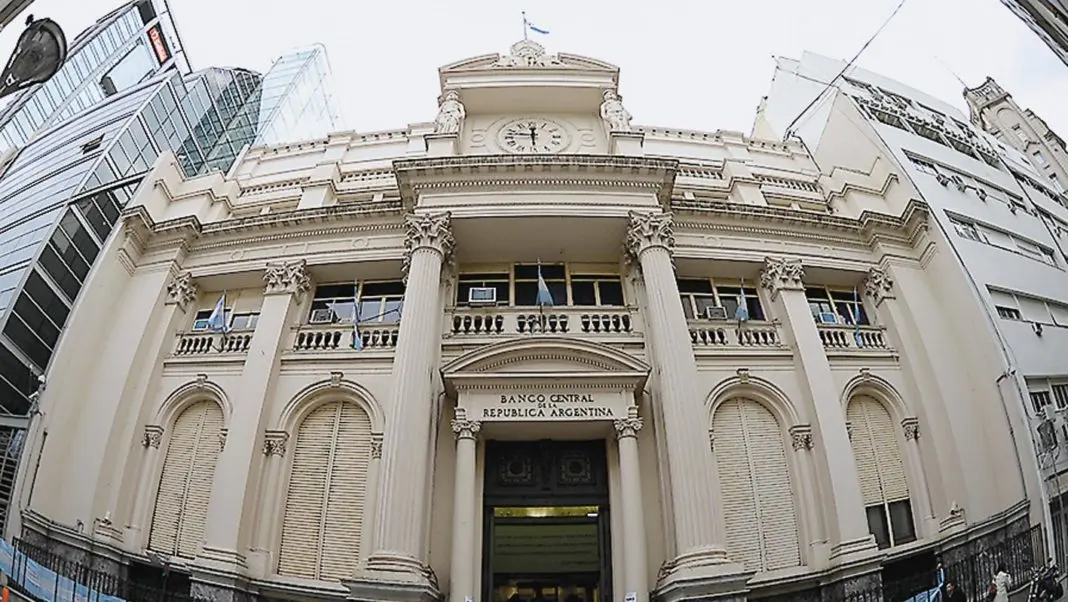 La cotización libre sube a 715 pesos y marca nuevo récord