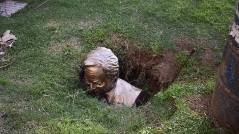 Destrozaron un busto de Néstor Kirchner en la terminal que lleva su nombre en Roque Pérez