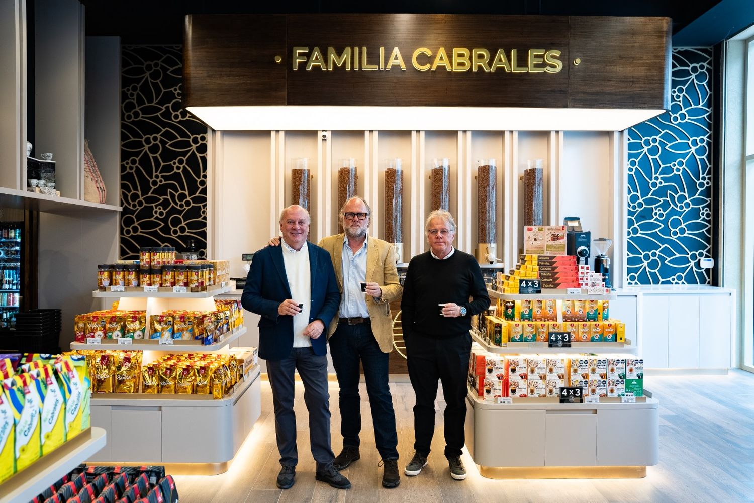 Cabrales S.A reinauguró ayer su local de la calle Alem y Matheu bajo el concepto “Familia Cabrales”.