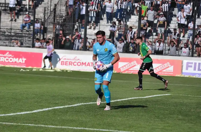 El arquero en el partido ante Chaco For Ever, que pese a su buena actuación el "Tiburón" cayó por 3-0.