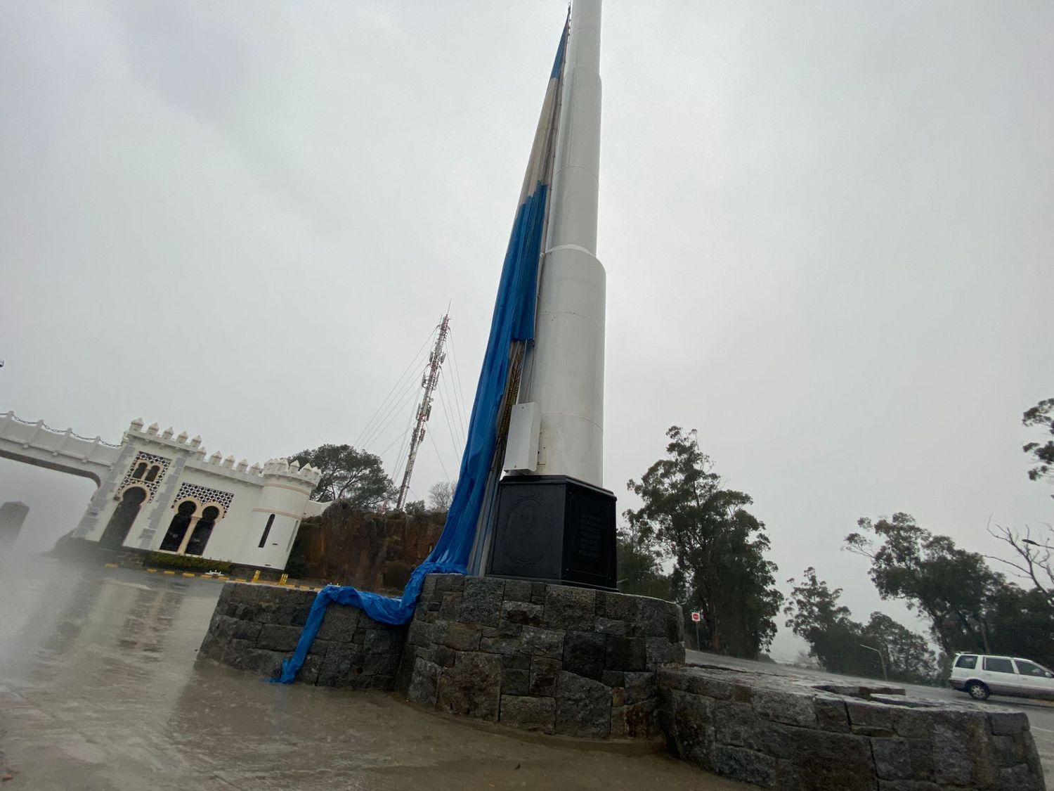 El robo de cables afectó esta vez al izamiento de la bandera del mástil del Parque Independencia.