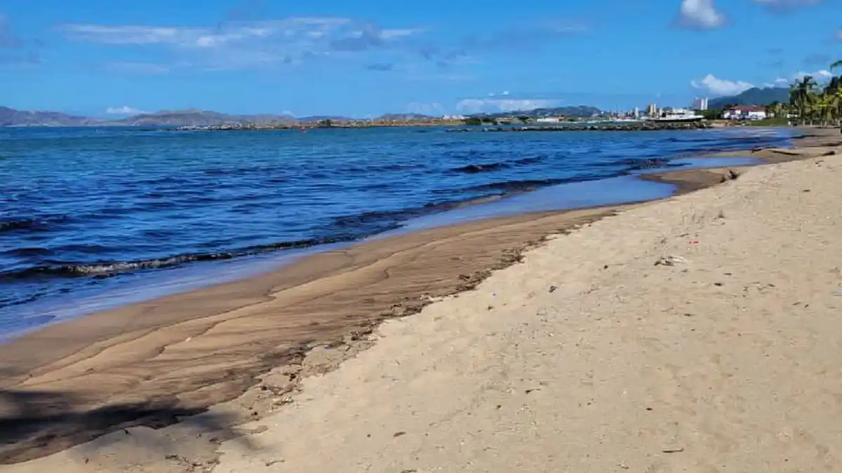 ¡DERRAME PETROLERO! CIERRAN por 72 horas las playas en Lechería