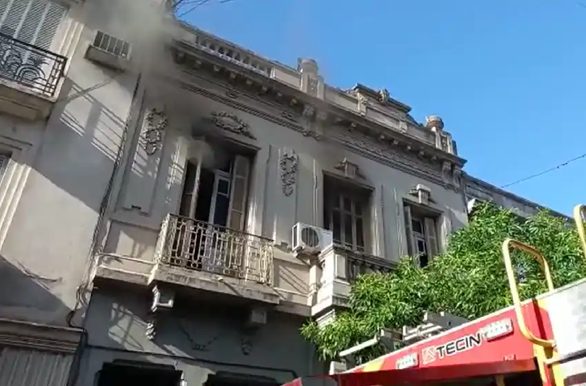 Tensión en el macrocentro: evacuaron a vecinos por el incendio en un departamento