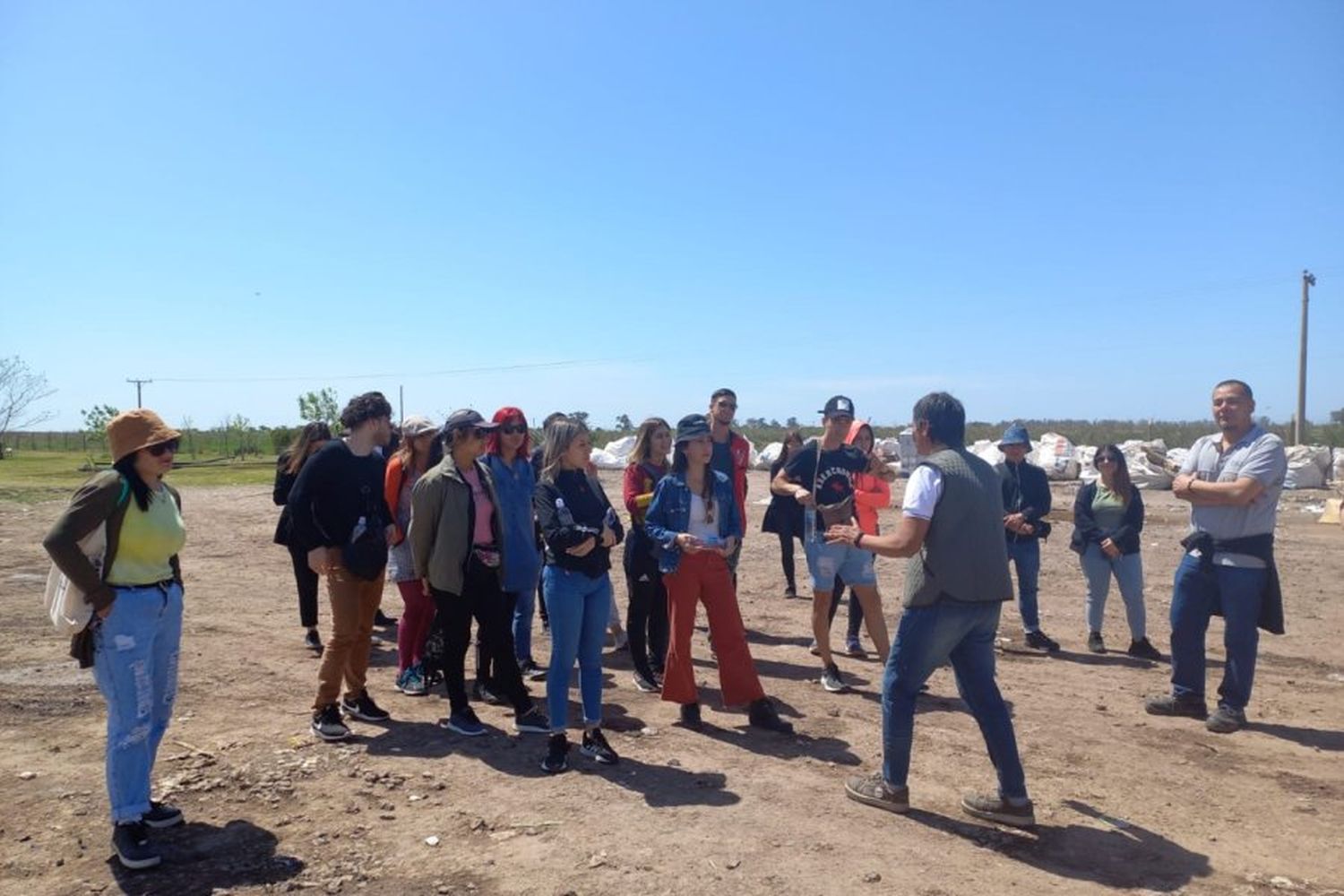 Los estudiantes recorrieron el Complejo Ambiental para conocer el trabajo que realizan las Cooperativas de Recicladores Urbanos y el proceso de los residuos que se generan en la ciudad.