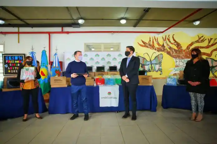 Nicolás Trotta y Fernando Gray encabezaron entrega de netbooks en Esteban Echeverría