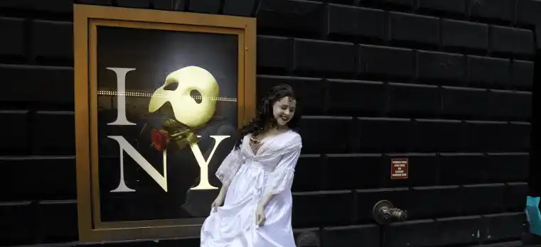 Desde temprano comenzaron a despedir la pieza de Broadway. Foto AFP