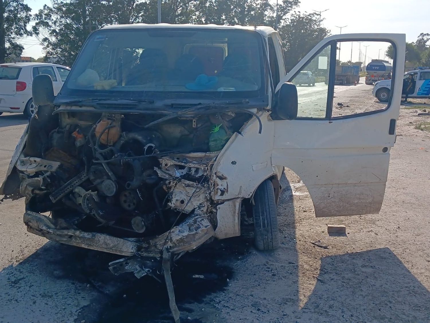 Impactante choque entre un camión cisterna y una camioneta