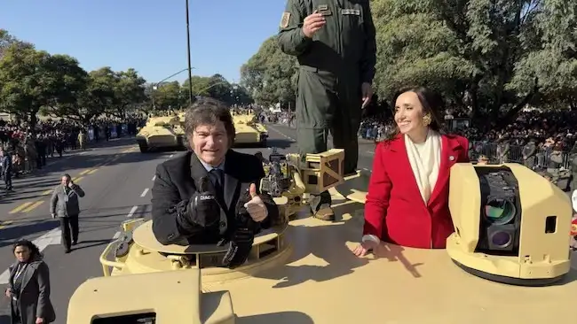 Milei y Villarruel recorrieron una parte del desfile a bordo de un tanque.