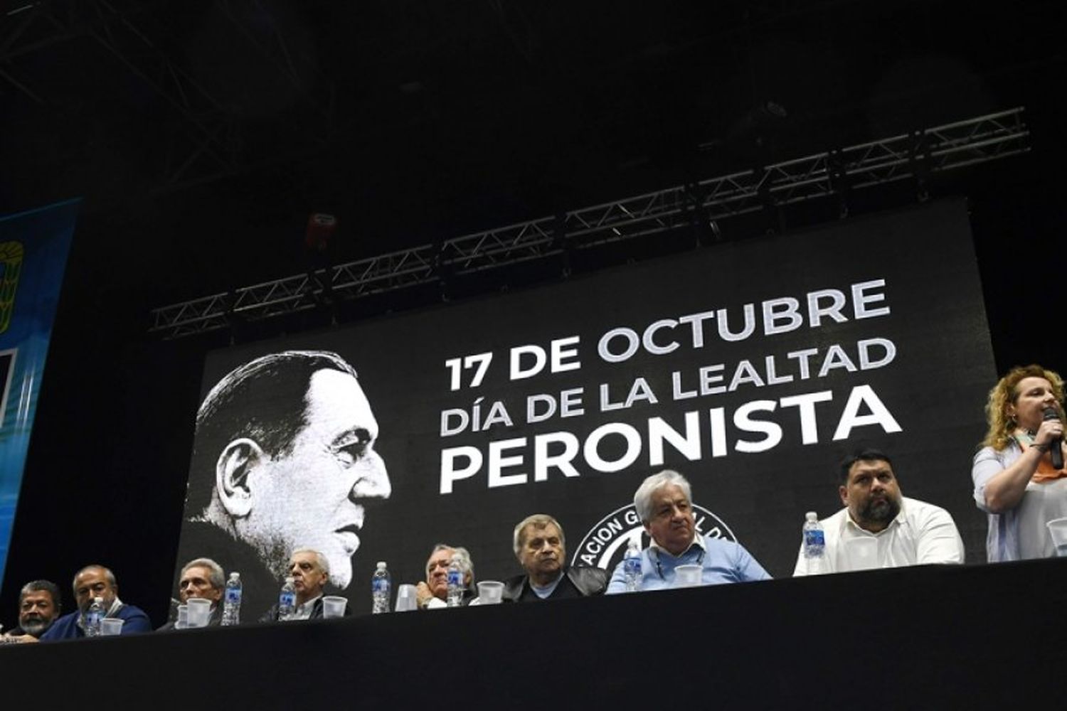 En el escenario también estuvieron los dirigentes sindicales Carlos Acuña (Estaciones de servicio), Armando Cavalieri (Comercio), Luis Barrionuevo (Gastronómicos), Sergio Romero (Docentes) y Julio Piumato (Judiciales), entre otros.