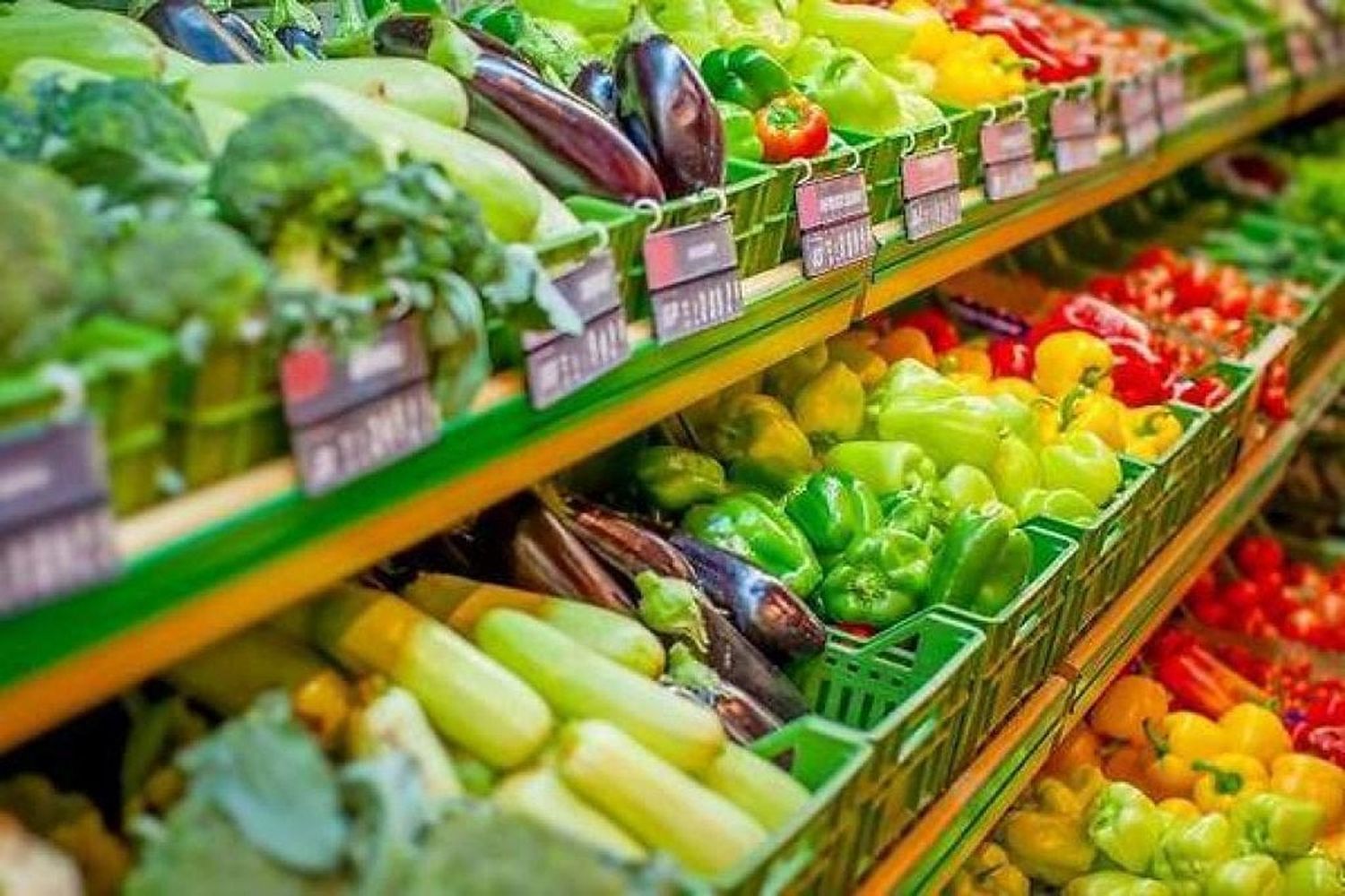 Los precios de los alimentos aumentaron casi un 4 % en julio por el impulso de las subas en verduras