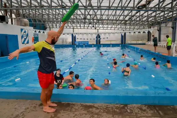 60 niños y niñas iniciaron las actividades en la escuela municipal de natación