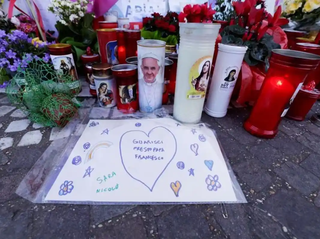 En la Plaza de San Pedro, los fieles continúan orando por la recuperación del sumo pontífice.