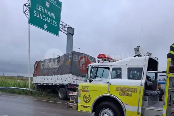 Perdió el acoplado y le quedó atascado en RP70: trabajaron los Bomberos