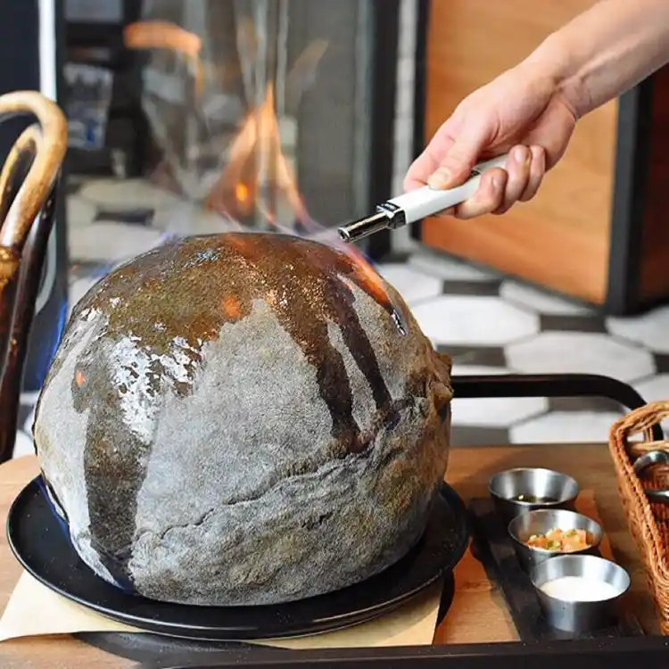 La pizza más “bomba” que existe viene de Asia, y es casi explosiva