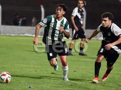 Deheza y Castilla, en carrera por la pelota.